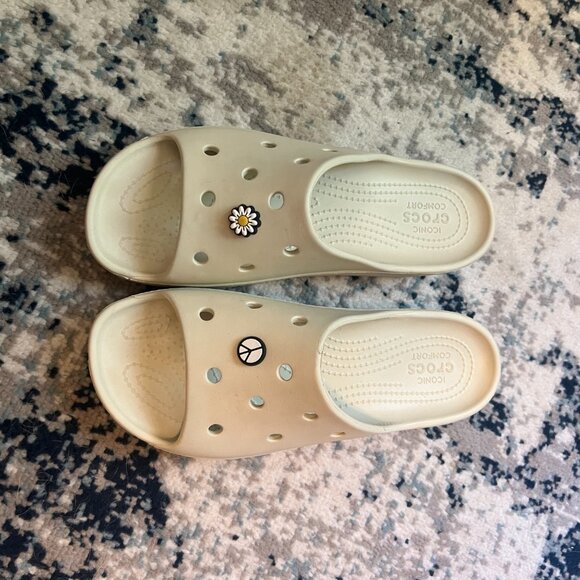 Women's Size 9 Crocs Classic Platform with 2 Jibbitz Charms - Picture 1 of 3